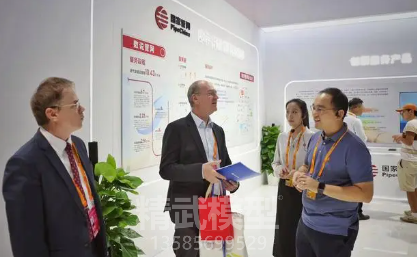 會議中心，2024年服貿會綜合展，兩位外國來賓參觀管網展臺